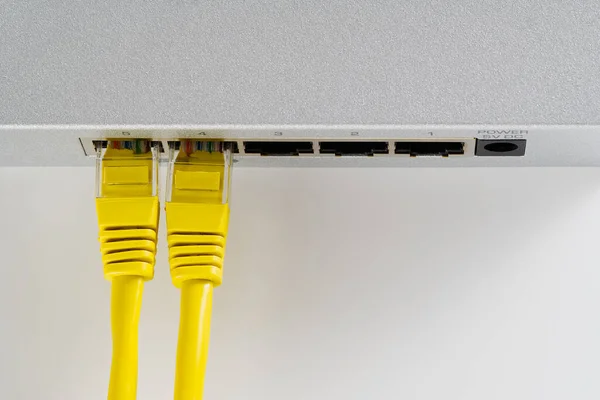 Enrutador pequeño e interruptor. tcp ip concepto de negocio de red. Alto - interruptor gigabit de rendimiento. — Foto de Stock