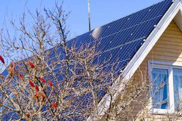 Dom jednorodzinny z układem słonecznym lub fotowoltaicznym. Panele słoneczne na dachu domu — Zdjęcie stockowe