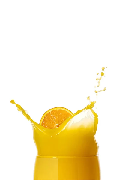 Zumo de naranja aislado en blanco. vaso de zumo de naranja salpicado. De cerca. foto de stock — Foto de Stock