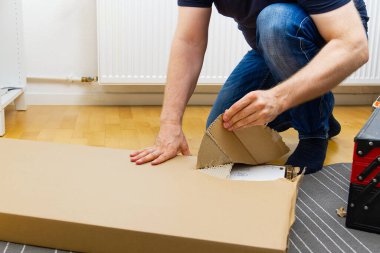 Profesyonel Mobilya Kuruluşu İşçi Birliği Rafı. Mobilya montajı. DIY Kurulumu