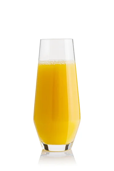 Copo de suco de laranja, isolado em branco. Copo de suco de laranja fresco no fundo branco — Fotografia de Stock