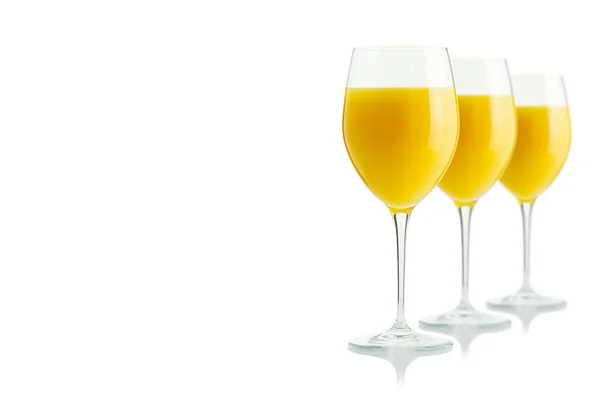 Sinaasappelsap glas, geïsoleerd op wit. Glas vers sinaasappelsap op witte achtergrond — Stockfoto