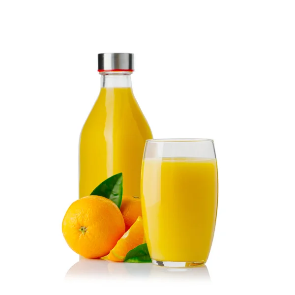 Стакан апельсинового сока и бутылка апельсинового сока. Свежий тропический сок. — стоковое фото