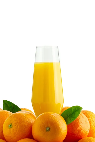 Jugo de naranja fresco en frutas de cristal de naranja, aislado en blanco. Concepto publicitario. diseño de embalaje — Foto de Stock