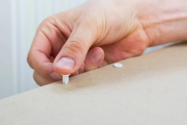 Trabajador de montaje de muebles profesional ensambla estante. Proceso de montaje de muebles. Montaje de bricolaje — Foto de Stock