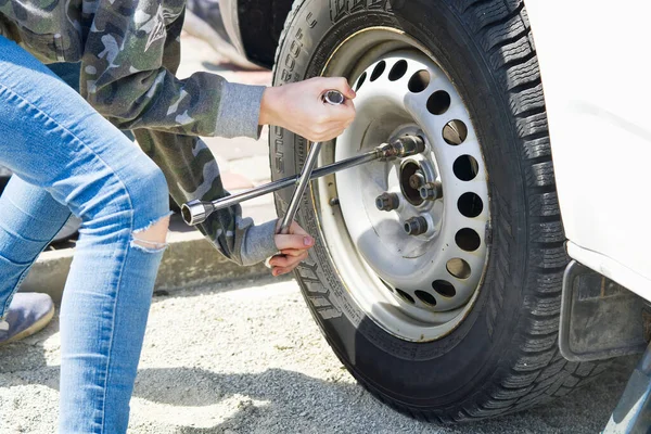 Meccanico sostituisce la ruota dell'auto. garage di riparazione auto a casa tua. — Foto Stock