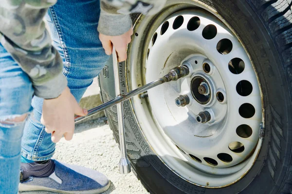 Meccanico sostituisce la ruota dell'auto. garage di riparazione auto a casa tua. — Foto Stock