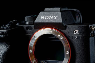 Tallinn, Estonya, Mayıs 2022. Sony alfa 7 işaret 4. Sony a7m4 koyu arkaplan. En iyi aynasız kameralar. Sony alfa kamera gövdesi.