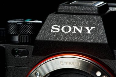 Tallinn, Estonya, Mayıs 2022. Sony alfa 7 işaret 4. Sony a7m4 koyu arkaplan. En iyi aynasız kameralar. Sony alfa kamera gövdesi.