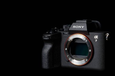 Tallinn, Estonya, Mayıs 2022. Sony alfa 7 işaret 4. Sony a7m4 koyu arkaplan. En iyi aynasız kameralar. Sony alfa kamera gövdesi.