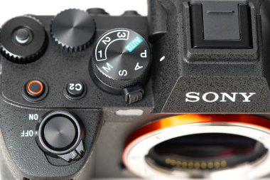 Tallinn, Estonya, Mayıs 2022, Sony A7 mIV Fullframe aynasız kamera gövdesi, Sony alfa 7m4. Siyah dslr kamera gövdesi