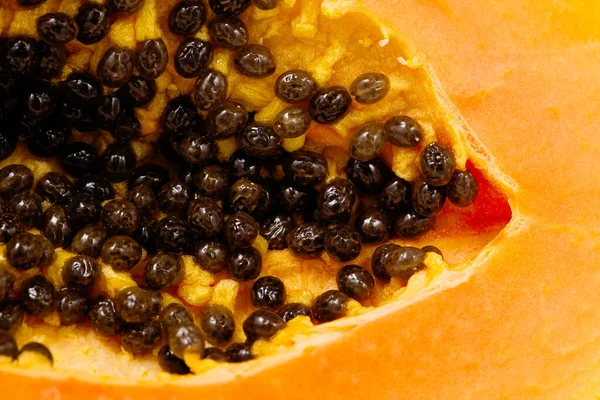 Olgun papaya 'ya yakın. Bir Papaya 'nın İçi' nin görüntüsü. Tatlı tropikal meyve. Tropikal meyve kavramını kullanarak.
