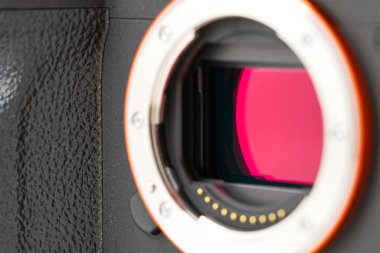 Tallinn, Estonya, Mayıs 2022, Sony A7 mIV Fullframe aynasız kamera gövdesi, Sony alfa 7m4. Siyah dslr kamera gövdesi