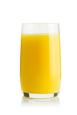 Beyaz üzerine izole edilmiş organik portakal suyu bardağı. Beyaz arka planda bir bardak taze portakal suyu.