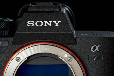 Tallinn, Estonya, Mayıs 2022. Sony alfa 7 işaret 4. Sony a7m4 koyu arkaplan. En iyi aynasız kameralar. Sony alfa kamera gövdesi.