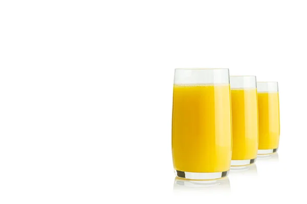 Органічний Апельсиновий Сік Ізольований Білому Склянка Свіжого Апельсинового Соку Білому — стокове фото