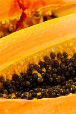 Olgun papaya 'ya yakın. Bir Papaya 'nın İçi' nin görüntüsü. Tatlı tropikal meyve. Tropikal meyve kavramını kullanarak.