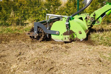 Traktör tarladaki toprağı işliyor. Eski ekinlerden toprak öğütüyoruz. Toprak kalitesini yumuşatmak ve iyileştirmek. Çiftçilik. Toprak çalışmalarına hazırlık. Tarım tarım sektörü