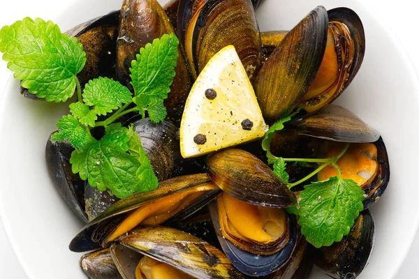 Cooked Mussels Lemon Parsley Table Served Mussels Ready Eat Seafood — Foto de Stock