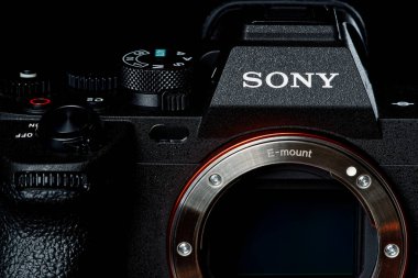 Tallinn, Estonya, Mayıs 2022. Sony alfa 7 işaret 4. Sony a7m4 koyu arkaplan. En iyi aynasız kameralar. Sony alfa kamera gövdesi.