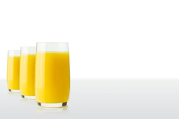 Органічний Апельсиновий Сік Ізольований Білому Склянка Свіжого Апельсинового Соку Білому — стокове фото
