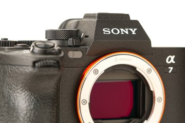 Tallinn, Estonya, Mayıs 2022, Sony A7 mIV Fullframe aynasız kamera gövdesi, Sony alfa 7m4. Siyah dslr kamera gövdesi