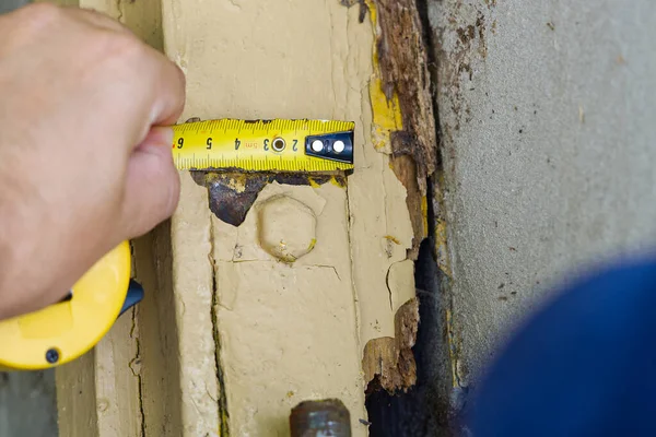 Diy Trabalhar Casa Jovem Mestre Reparar Antigas Portas Garagem Faz — Fotografia de Stock