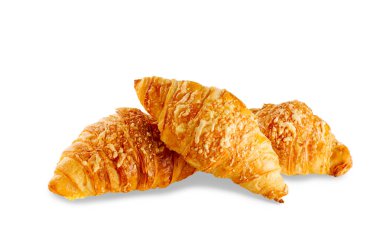 Beyaz arka planda izole edilmiş peynirli taze kruvasan. Peynirli çörek yakın plan..