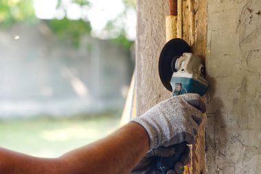 - Evde çalışıyorum. Genç efendi eski garaj kapılarını tamir ediyor. Çürük bir ahşap binayı tamir eden tamirci..