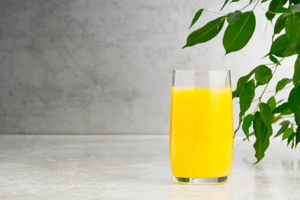 Glas Leckerer Orangensaft Auf Dem Tisch Glas Orangensaft Mit Kopierraum — Stockfoto