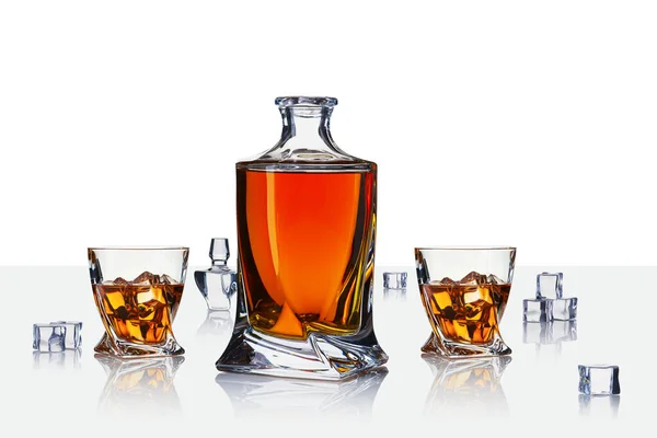 Dekanter Med Konjak Whisky Karaff Vit Bakgrund Stark Alkoholhaltig Dryck — Stockfoto