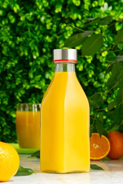 Бутылка Свежего Апельсинового Сока Свежими Фруктами Зеленом Фоне Апельсиновый Сок — стоковое фото