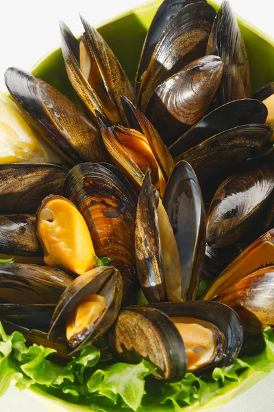 Cooked Mussels Lemon Parsley Table Served Mussels Ready Eat Seafood — Foto Stock