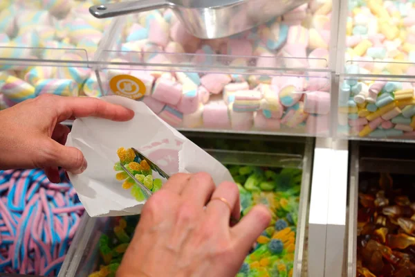 Tienda Dulces Mano Mujer Con Cucharada Tomando Dulces Deliciosos Coloridos —  Fotos de Stock