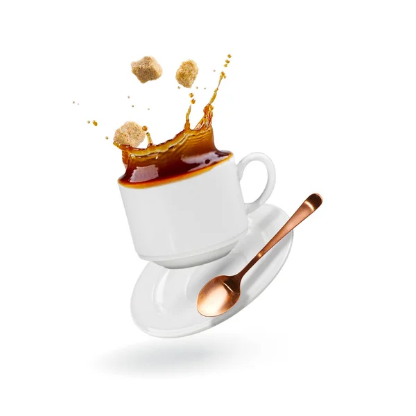 Fallende Kaffeetasse Isoliert Auf Weiß Eine Tasse Kaffee Spritzt Während — Stockfoto