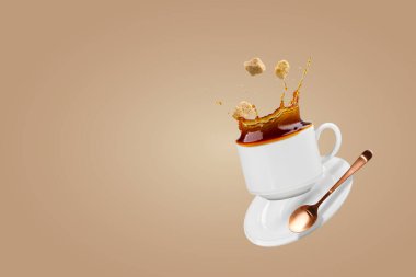 Kahve fincanı düşüyor. Düşerken bir fincan kahve sıçrar. Beyaz kahve fincanına su sıçratın. Sıcak içecek sıçraması, yiyecek havalanması.