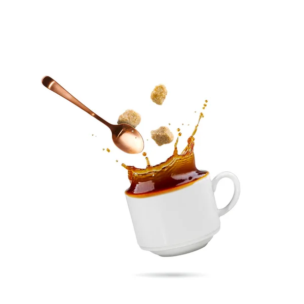 Fallende Kaffeetasse Isoliert Auf Weiß Eine Tasse Kaffee Spritzt Während — Stockfoto