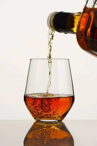 Whisky Aus Der Flasche Gießen Whisky Der Aus Einer Flasche — Stockfoto