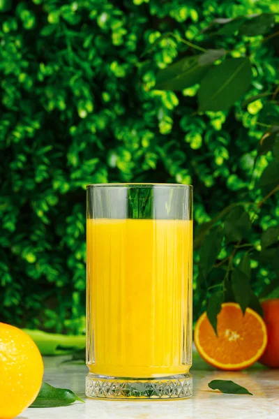 Glas Frischer Orangensaft Mit Frischen Früchten Vor Grünem Hintergrund Frischer — Stockfoto