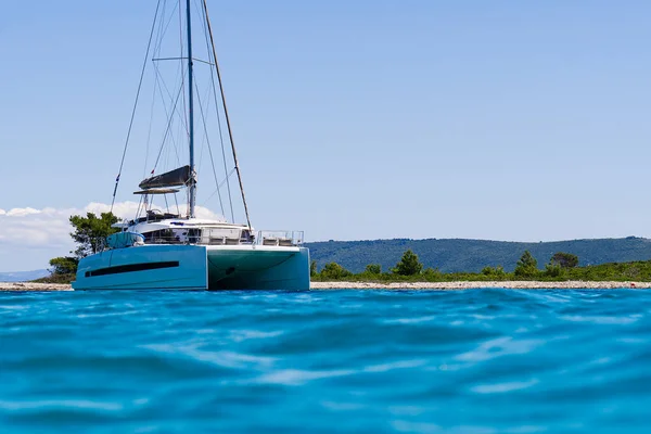 Katamaran Segelt Ozean Paradies Auf See Blauer Himmel Und Türkisblaues — Stockfoto