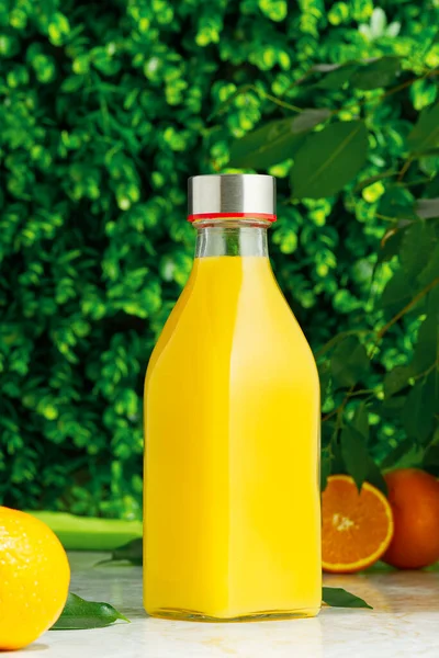 Бутылка Свежего Апельсинового Сока Свежими Фруктами Зеленом Фоне Апельсиновый Сок — стоковое фото