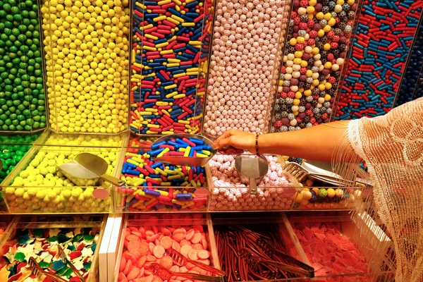 Magasin Bonbons Main Femme Avec Scoop Prenant Délicieux Bonbons Colorés — Photo