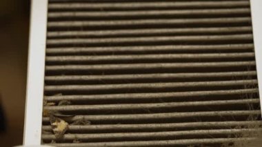 hvac filtresi değiştiriliyor. Merkezi havalandırma sistemindeki filtreyi değiştiriyorum, fırın. Ev merkezi klima sistemi için Kirli Hava filtresi değiştiriliyor. Döner ısı değiştiricideki filtreyi değiştir