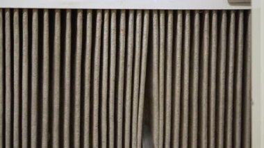 hvac filtresi değiştiriliyor. Merkezi havalandırma sistemindeki filtreyi değiştiriyorum, fırın. Ev merkezi klima sistemi için Kirli Hava filtresi değiştiriliyor. Döner ısı değiştiricideki filtreyi değiştir