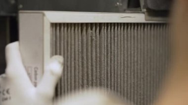 hvac filtresi değiştiriliyor. Merkezi havalandırma sistemindeki filtreyi değiştiriyorum, fırın. Ev merkezi klima sistemi için Kirli Hava filtresi değiştiriliyor. Döner ısı değiştiricideki filtreyi değiştir