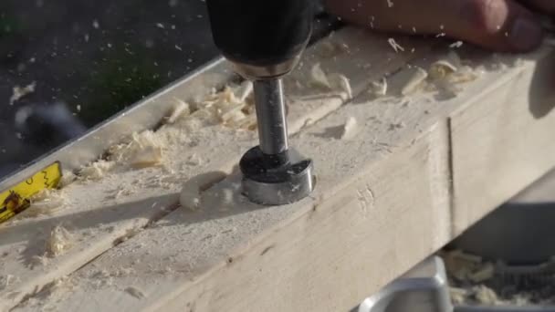 在木头上磨洞 操作铣刀的工人 逆槽钻头使沉入孔中 人类用钻孔机在木板上打洞 — 图库视频影像