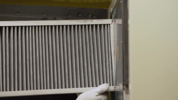 Filtro Hvac Substituindo Substituindo Filtro Sistema Ventilação Central Forno Substituindo — Vídeo de Stock