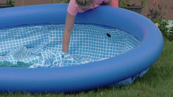 Pvc Şişirilebilir Yüzme Havuzu Temizlemek Sıcak Yaz Mevsiminde Yüzme Mevsiminin — Stok video