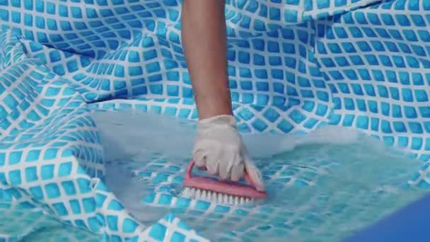Pvcインフレータブルスイミングプールを掃除し 藻類の汚れた空のプールを掃除し 暑い夏の水泳シーズンの始まり 清掃サービスのコンセプト — ストック動画