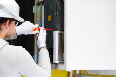 Hvac filtresi ev merkezi havalandırma sistemini değiştiriyor. Askerler fırında filtre değiştiriyor. Döner ısı dönüştürücüdeki filtreyi değiştir.